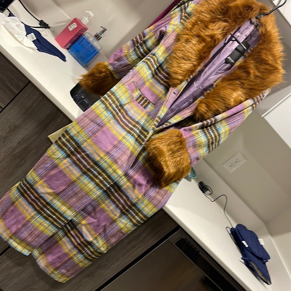 Faux fur coat w fuzzy cuffs size small /us 0